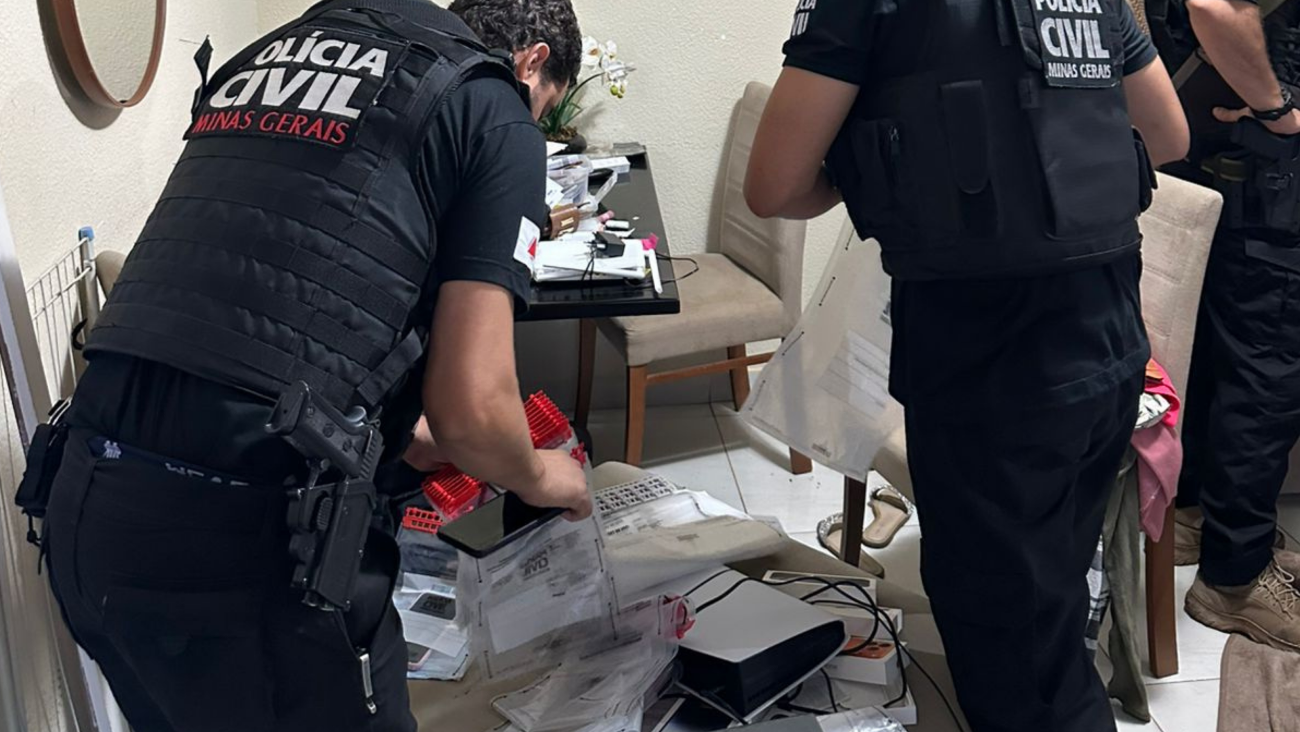 Polícia prende três em operação contra ameaças ao Judiciário