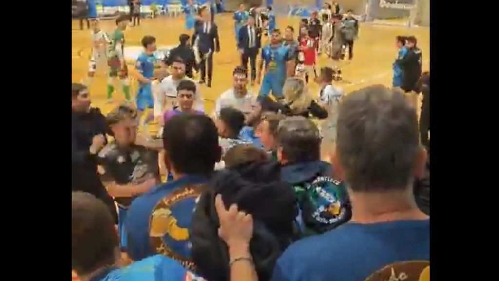 Jogo de futsal na Espanha vira verdadeira batalha campal e caos