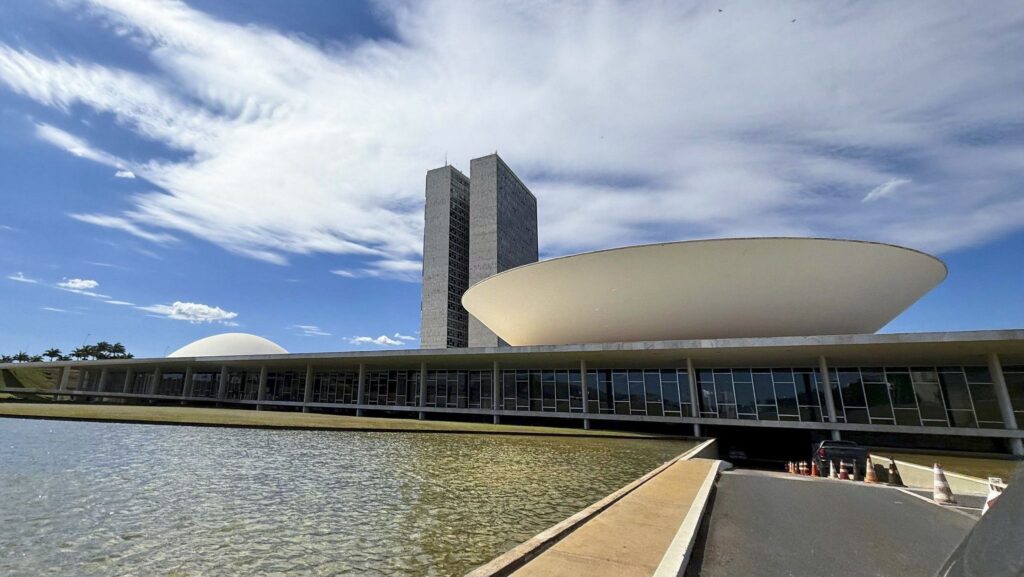 Congresso instala comissão que analisa reajuste salarial policial