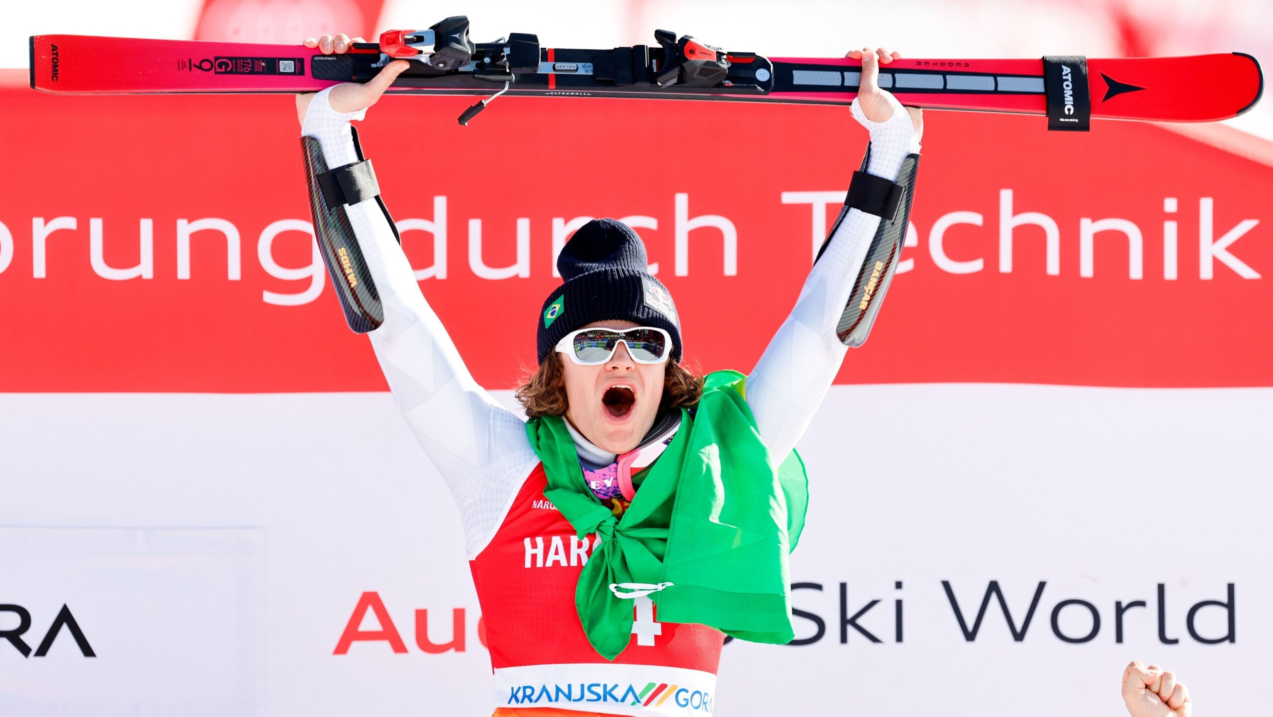 Lucas Pinheiro conquista ouro na Copa do Mundo de esqui alpino.