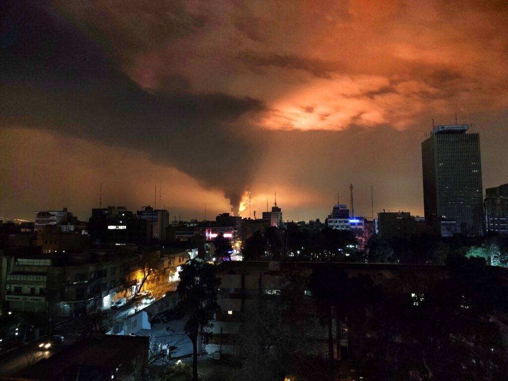 Abastecimento de combustível em Teerã interrompido após ataques