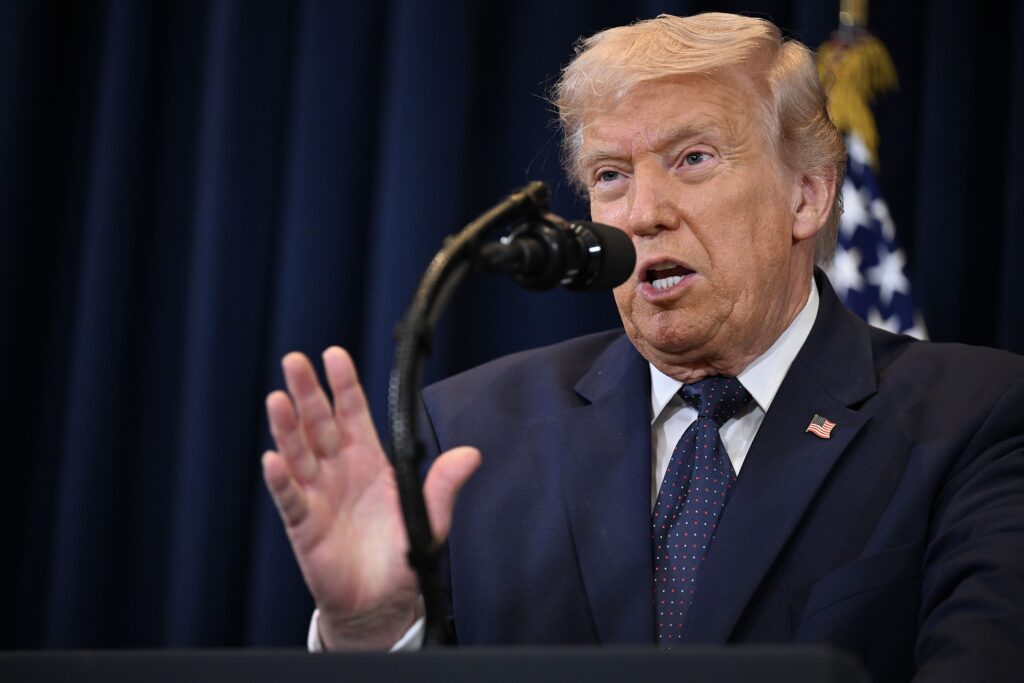 Trump diz que “muitos países” enviarão navios de guerra para Ormuz.
