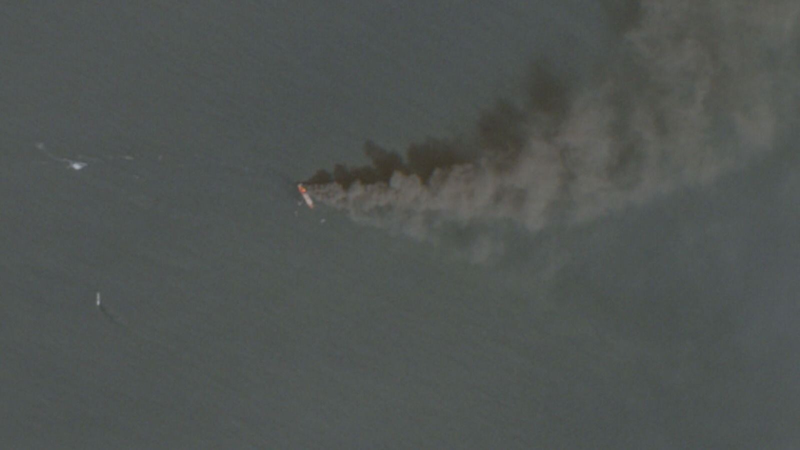 Imagem de satélite mostra navio em chamas no Estreito de Ormuz