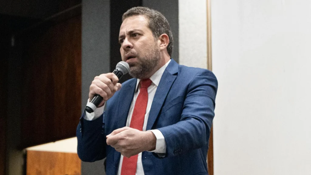 À CNN, Boulos critica governadores por omissão nos combustíveis