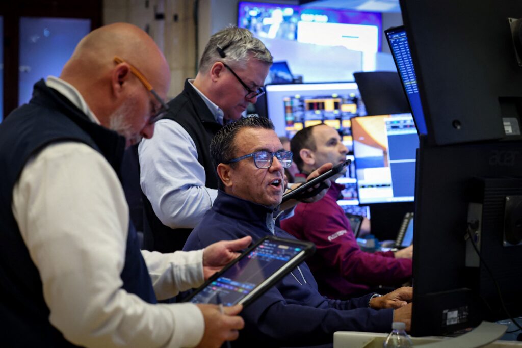 Wall Street opera em alta com energia e Fed em foco agora