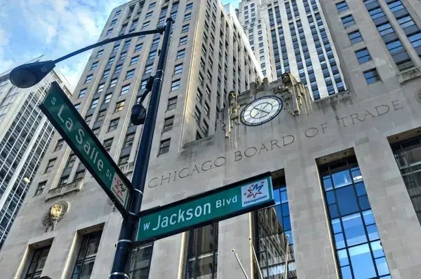 A bolsa de Chicago é referência para preços de grãos devido à sua transparência