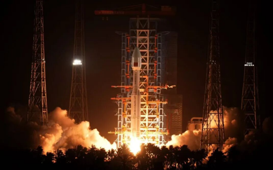 China despeja 20 novos satélites de internet com sucesso no espaço