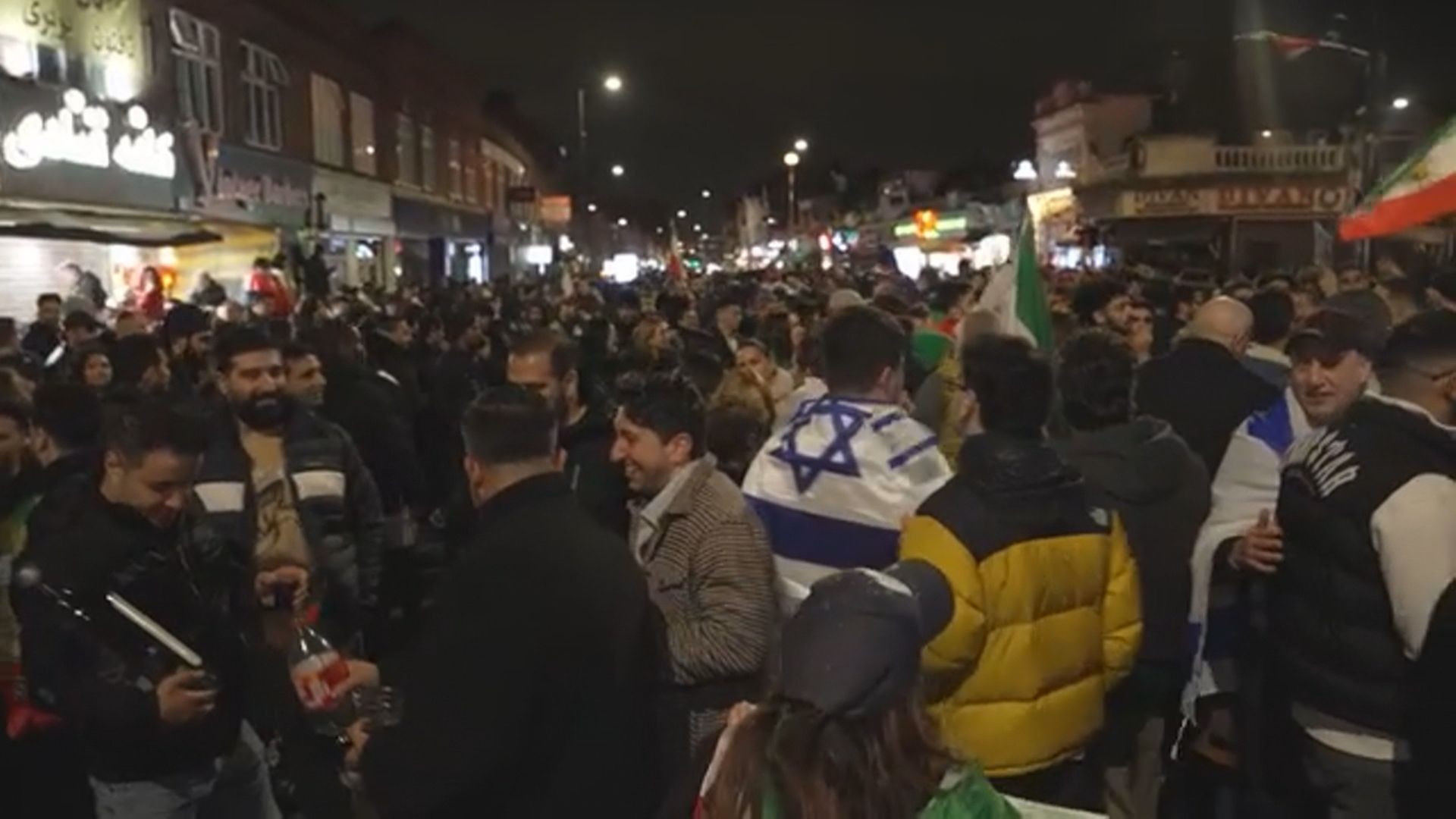 Londres: Iranianos celebram a morte de Khamenei nas ruas