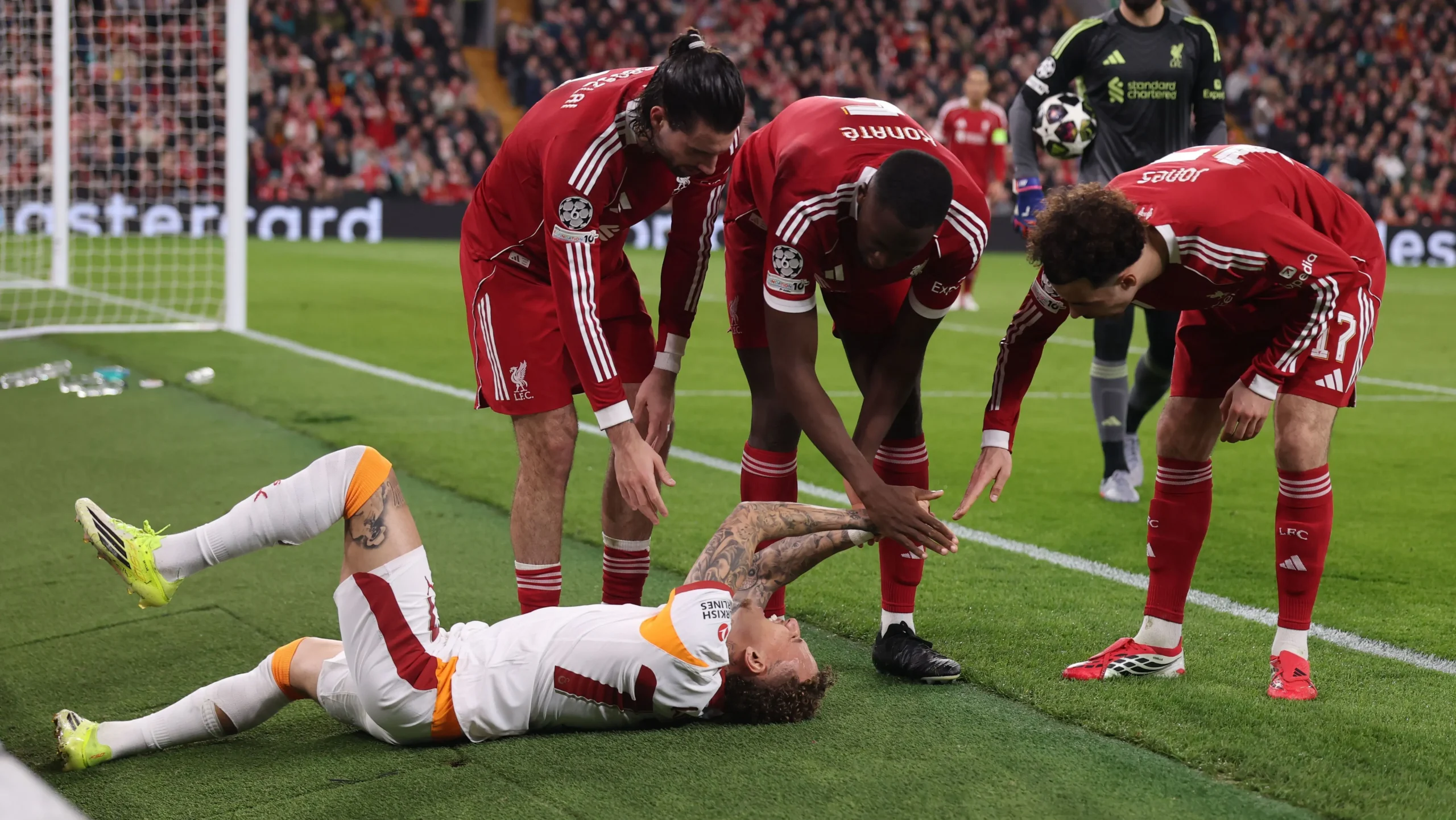 Jogador do Galatasaray sofre grave lesão no dedo e precisa de cirurgia