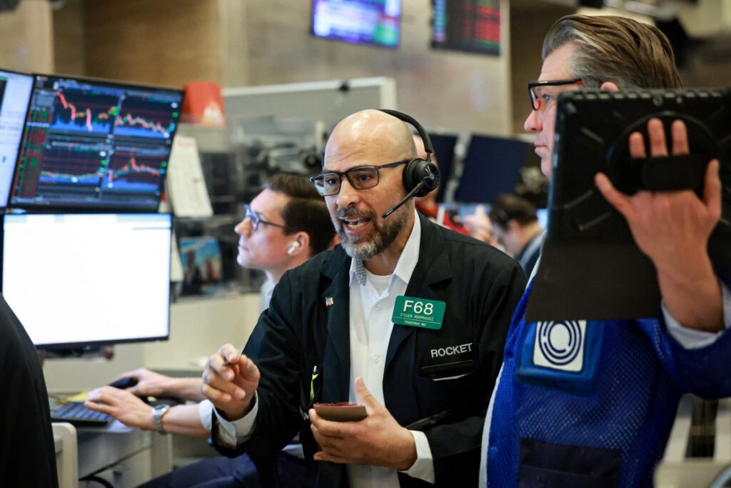 Wall Street opera mista em meio a tensão com Irã e inflação
