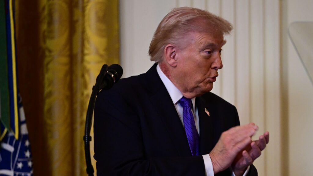 Trump aparece com pescoço vermelho em evento; entenda o motivo