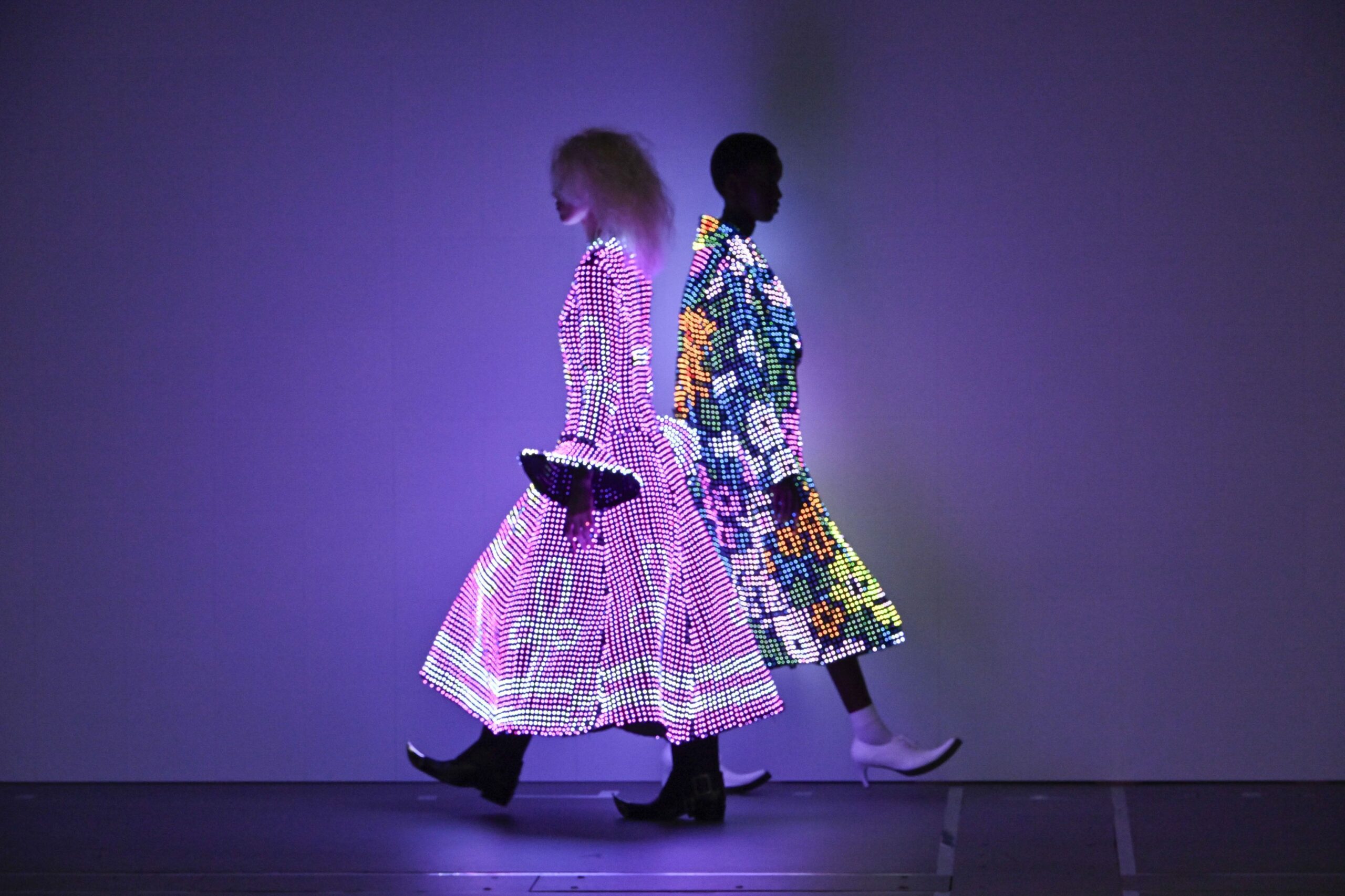 Na Semana de Moda de Paris, estilo brilhante com LEDs