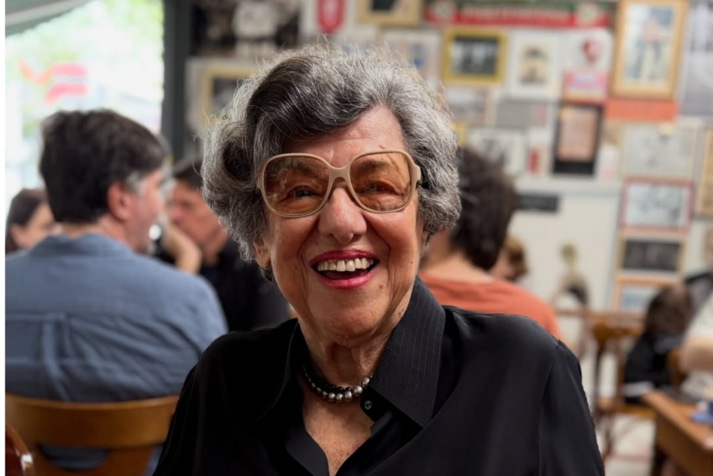 Ruth Rocha faz 95, é homenageada em desfile da Mancha Verde