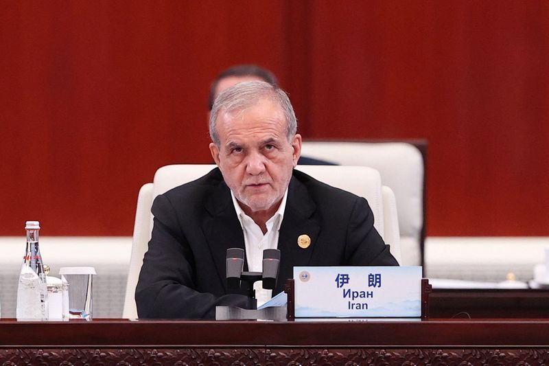 Presidente iraniano afirma que militares agirão com poder e determinação