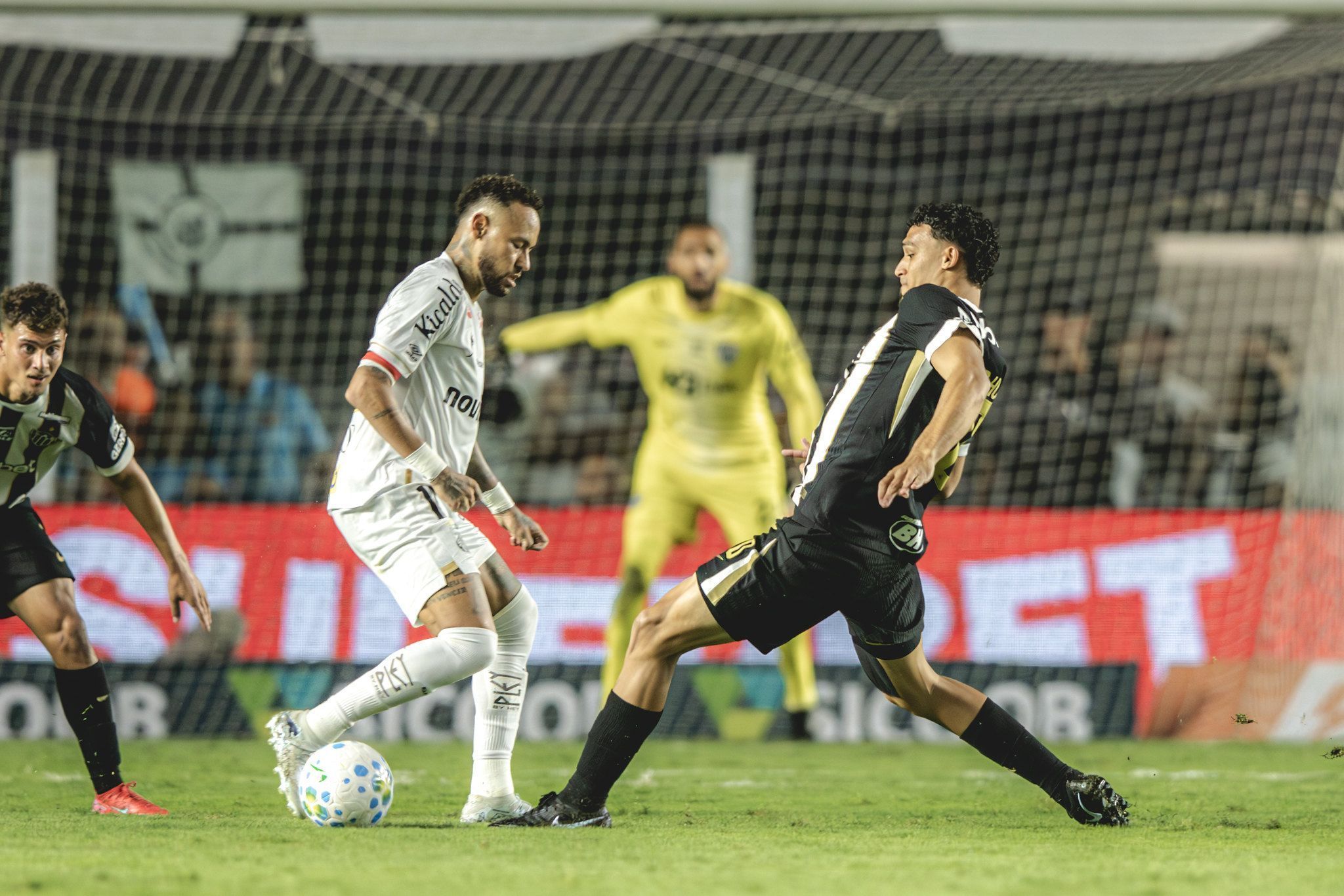 Neymar reage à polêmica e elogia desempenho da arbitragem