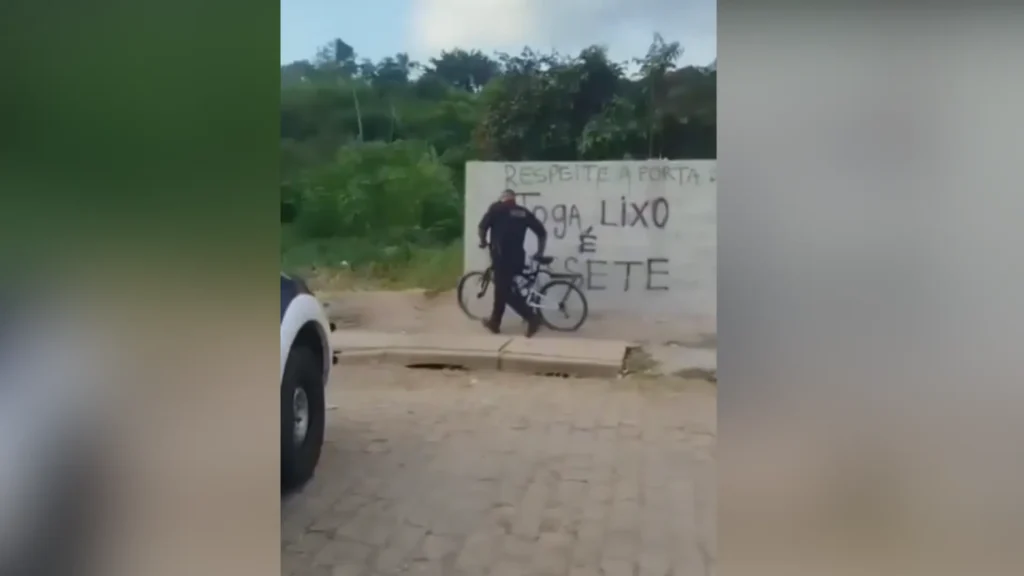 GCM joga bicicleta de entregador no córrego em Mogi das Cruzes