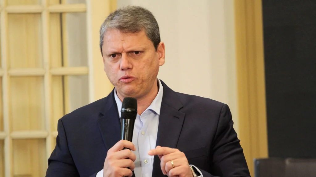 Tarcísio mobiliza equipe e acelera repasses para benefícios sociais