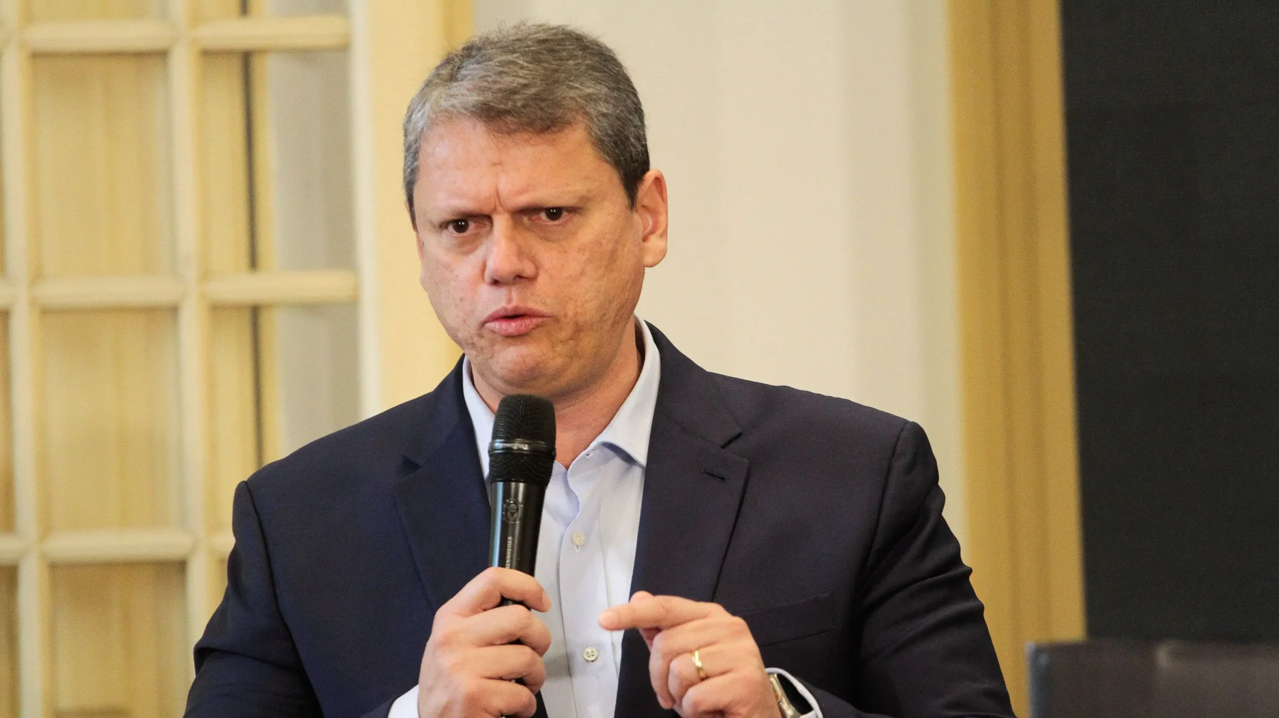 Tarcísio mobiliza equipe e acelera repasses para benefícios sociais