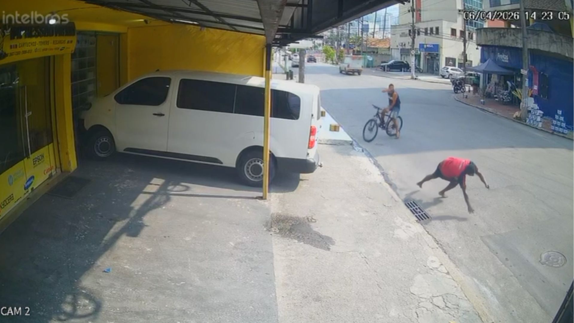 Homem é baleado por atirador em bicicleta em rua do RJ: vídeo chocante