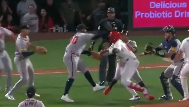Partida da MLB tem pancadaria generalizada; veja os detalhes