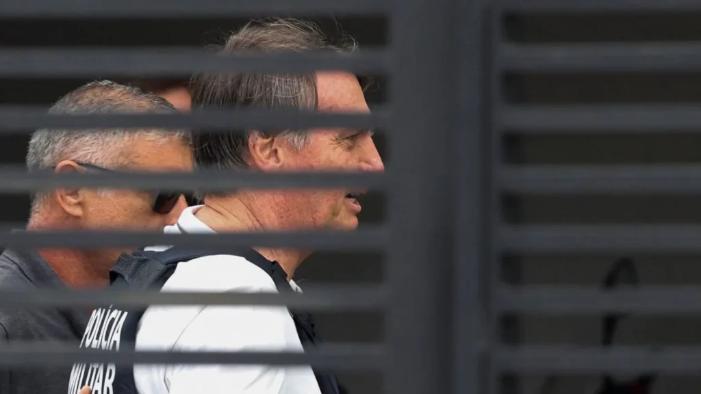 Bolsonaro tem melhora gradual, mas continua com dor e fadiga