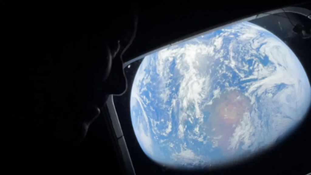 NASA divulga fotos de astronautas admirando a Terra na Artemis