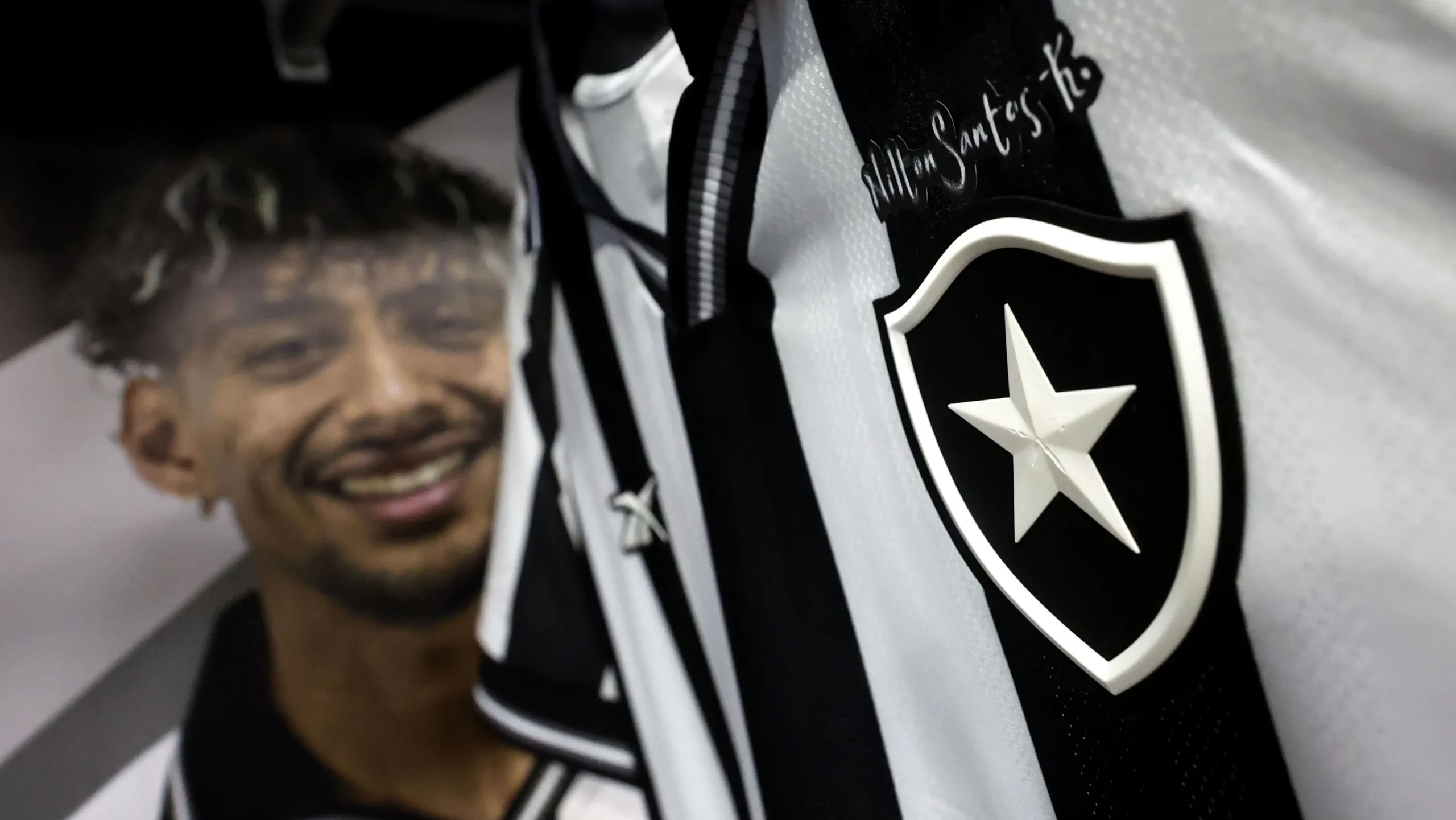 Botafogo aciona Lyon na Justiça por dívida milionária e juros altos