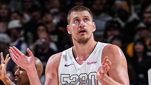 NBA multa Nikola Jokic e Julius Randle por conduta antidesportiva