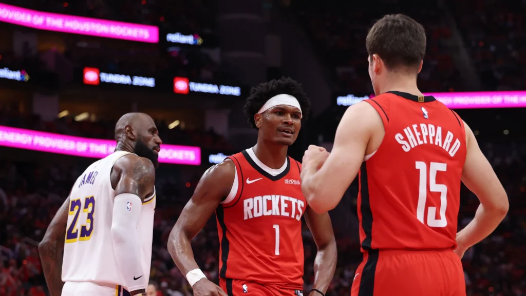 Rockets vencem Lakers e mantêm sonhos de playoff vivos na NBA