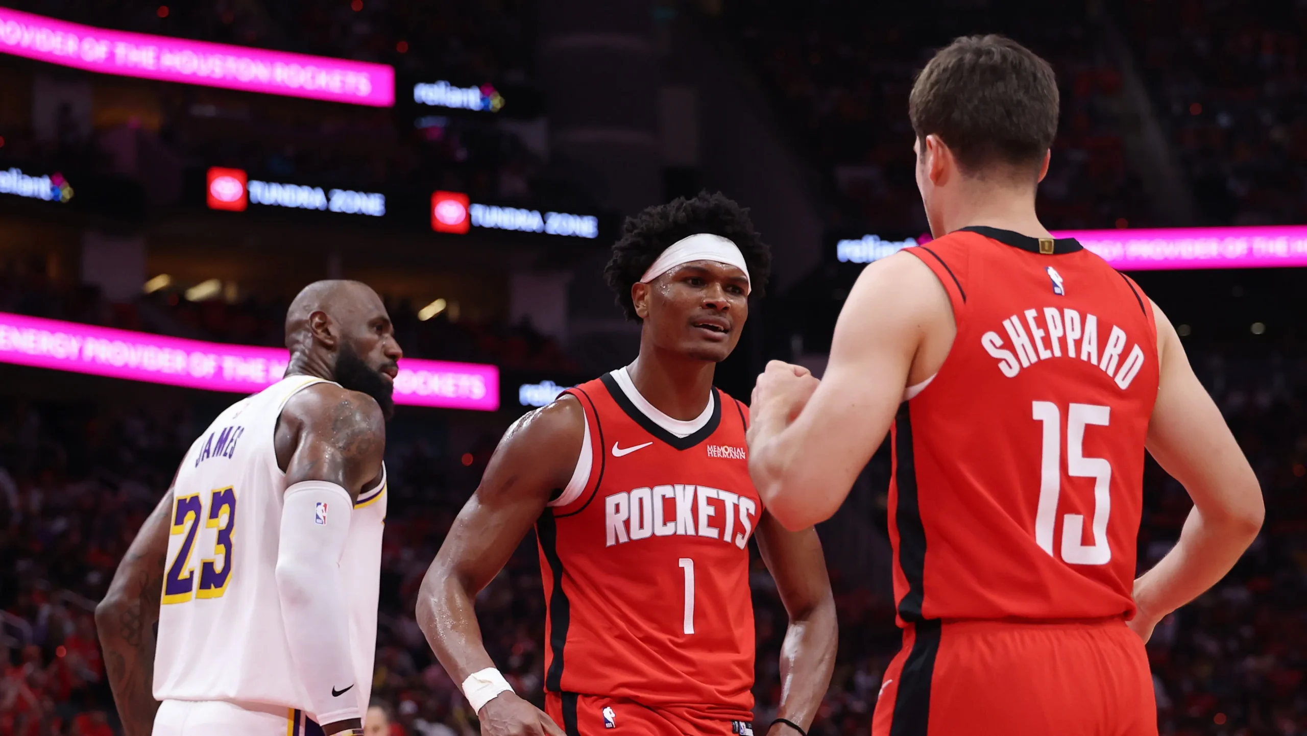 Rockets vencem Lakers e mantêm sonhos de playoff vivos na NBA