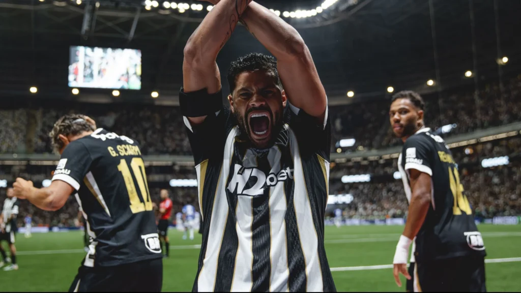 Hulk reage à homenagem da torcida do Atlético com emoção