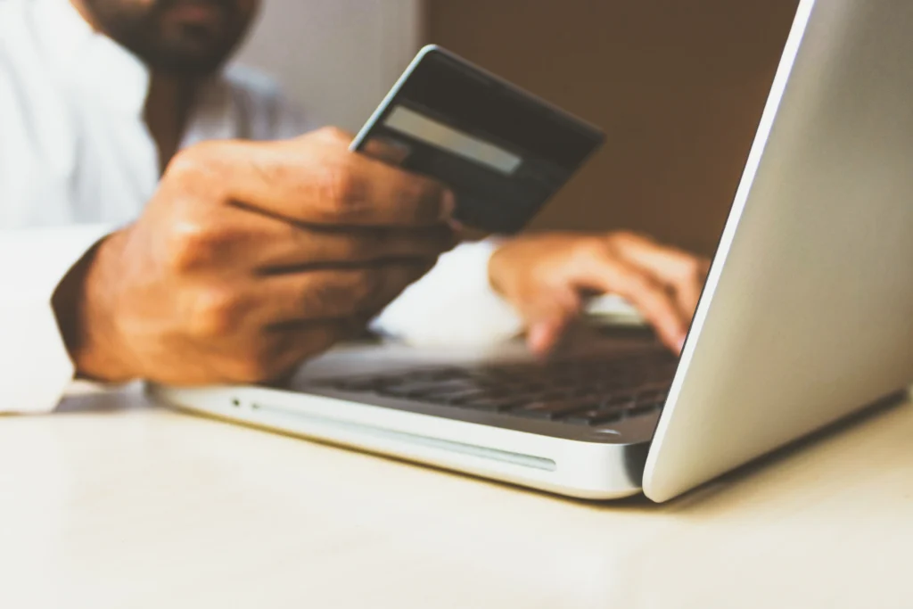 Como controlar gastos no cartão de crédito e evitar dívidas de forma fácil