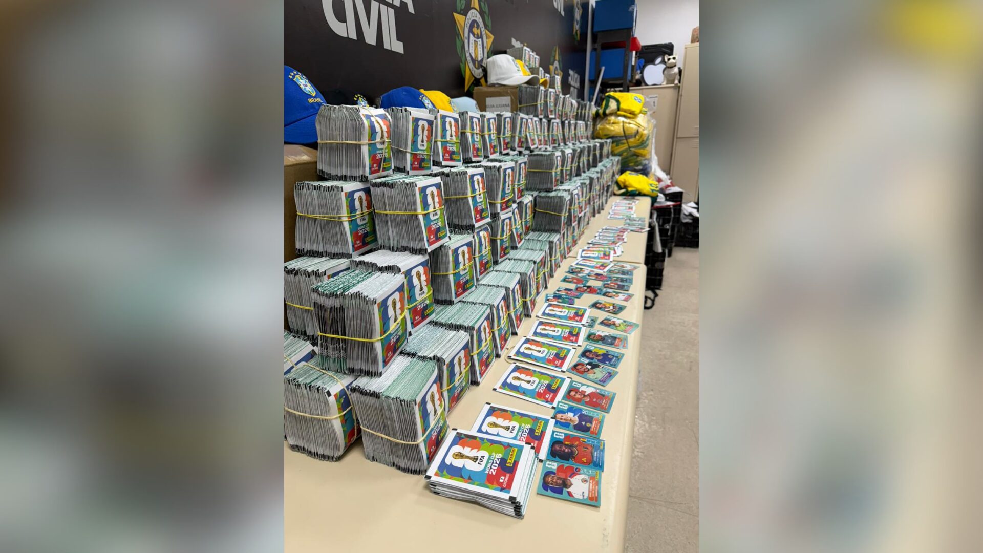 Polícia apreende 200 mil figurinhas do álbum da Copa falsificadas
