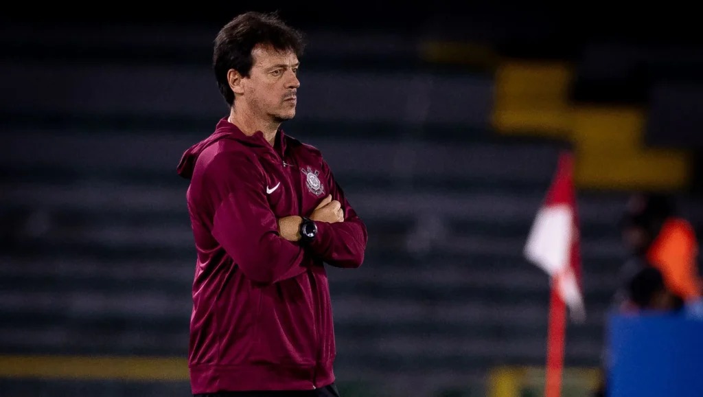 Diniz diz que gramado sintético influenciou na derrota do Corinthians