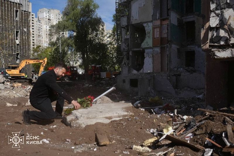 Zelensky pede que Rússia seja punida por ataque mortal em prédio
