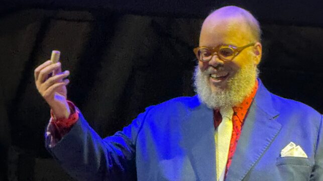 Ed Motta é atingido por rolha durante show e se surpreende