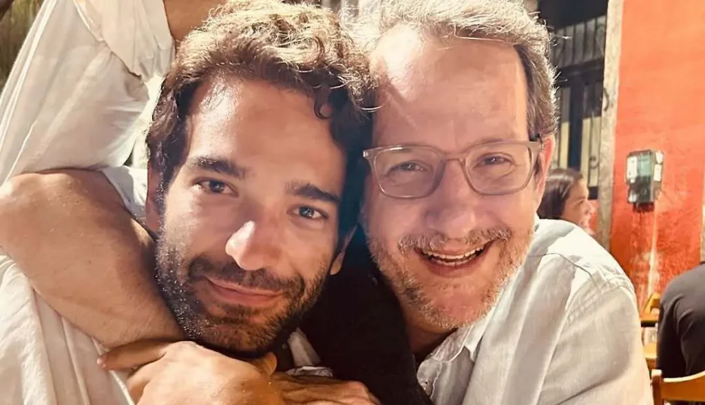 Humberto Carrão posa em foto rara ao lado do irmão e surpreende