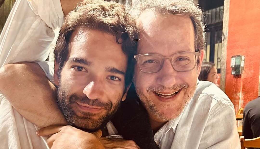 Humberto Carrão posa em foto rara ao lado do irmão e surpreende
