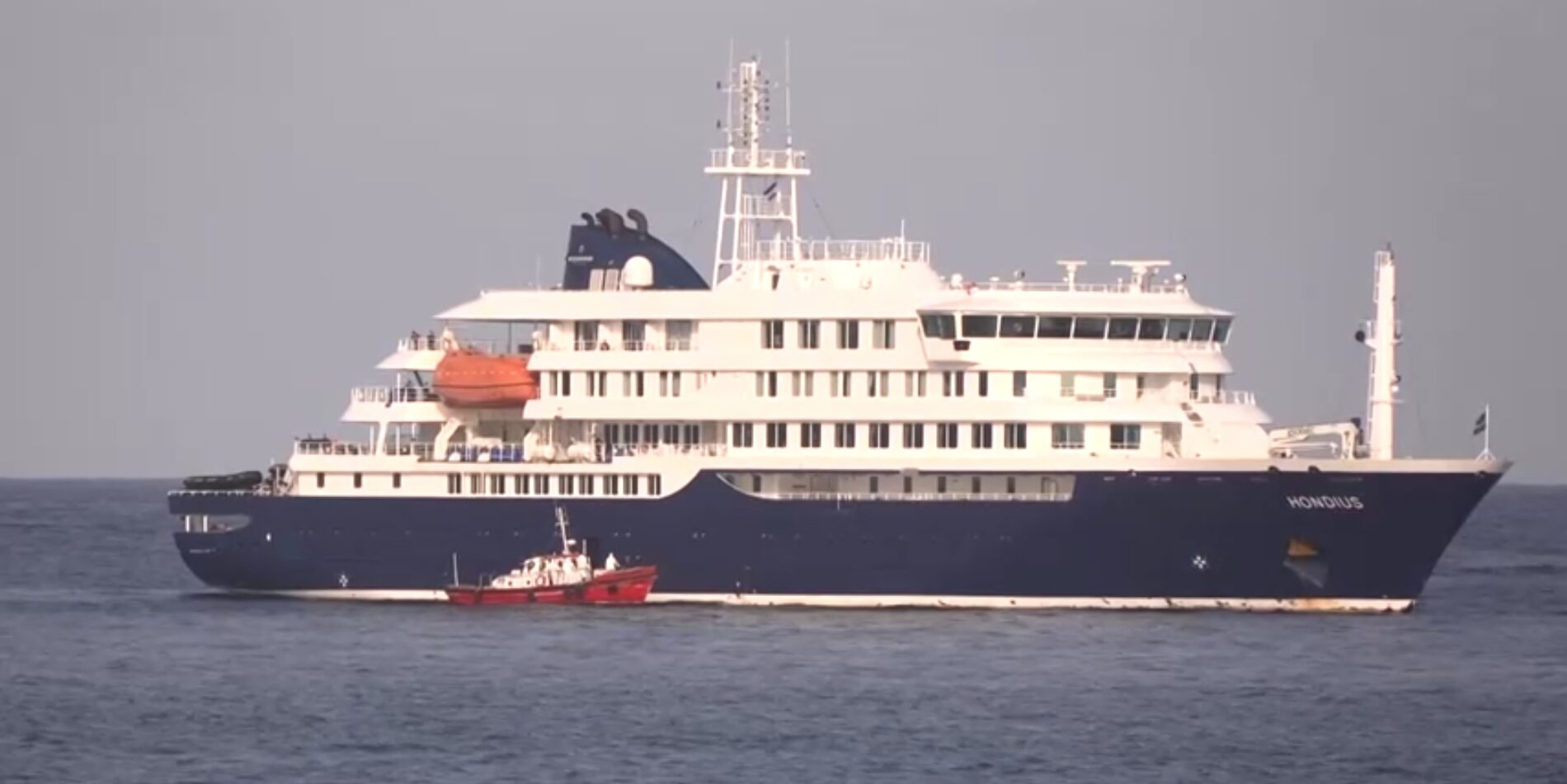 Navio com hantavírus parte rumo à Holanda após desinfecção segura