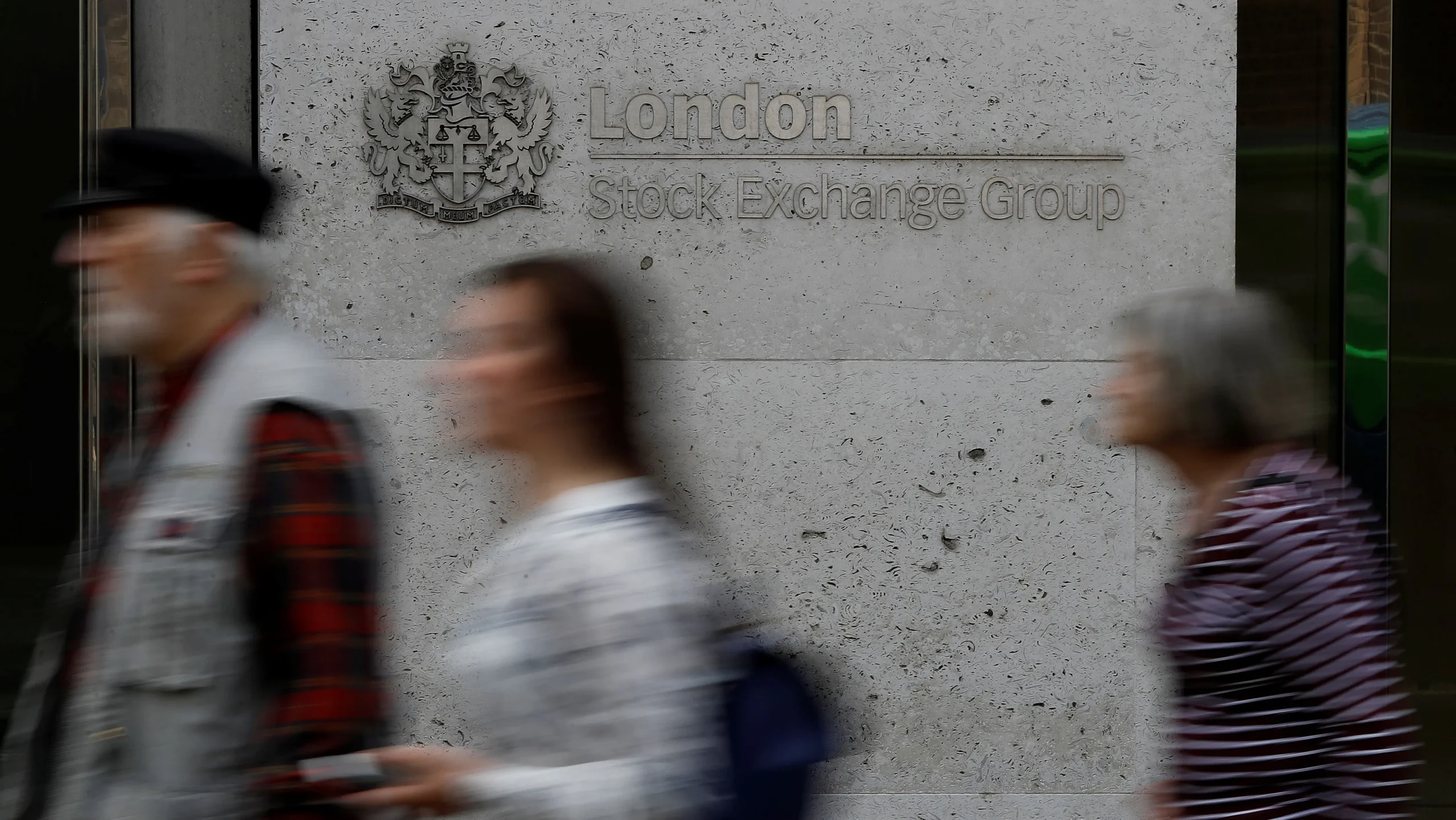 Bolsa de Londres recua com liquidez reduzida e oportunidades de compra