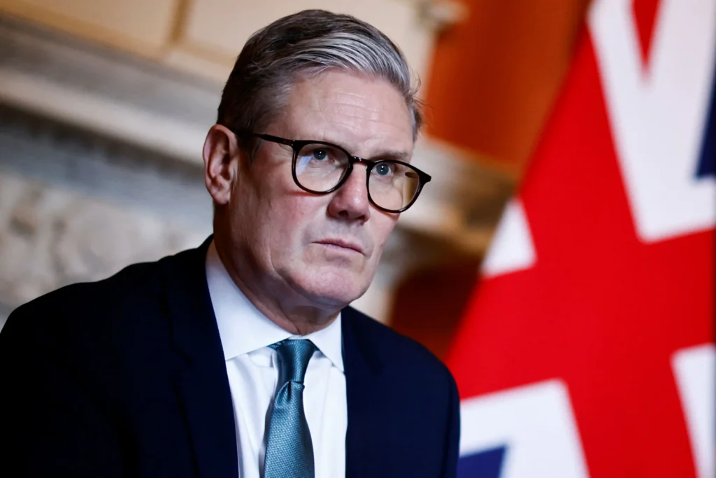 Starmer diz que “continuará governando” apesar de pressões políticas