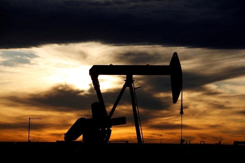Petróleo fecha em leve alta com guerra e cúpula em foco