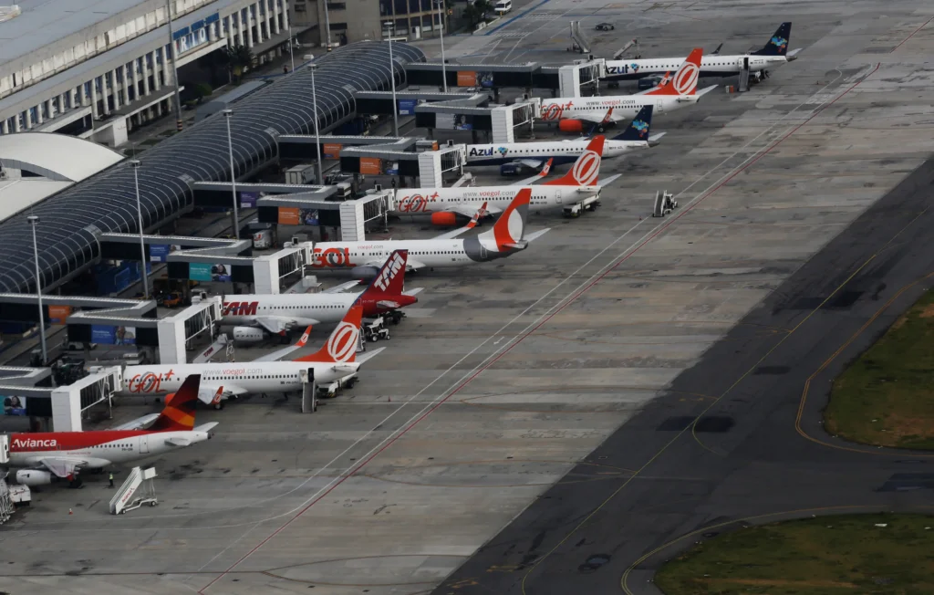 Lucro das aéreas deve cair pela metade com alta do combustível em 2023