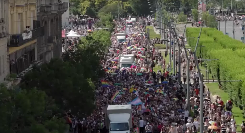 Húngaros participam da primeira Parada LGBT+ após Orbán