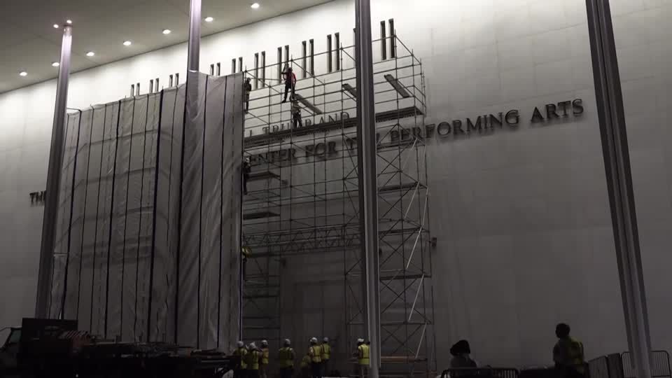 Equipes removem nome de Trump do Kennedy Center com sucesso