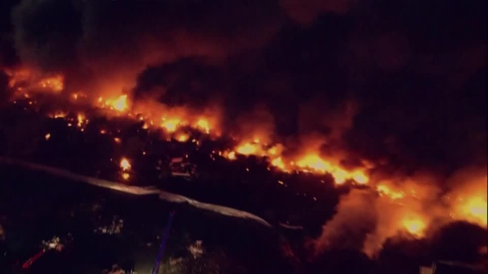 Incêndio atinge armazém nos EUA e mobiliza bombeiros eficazes