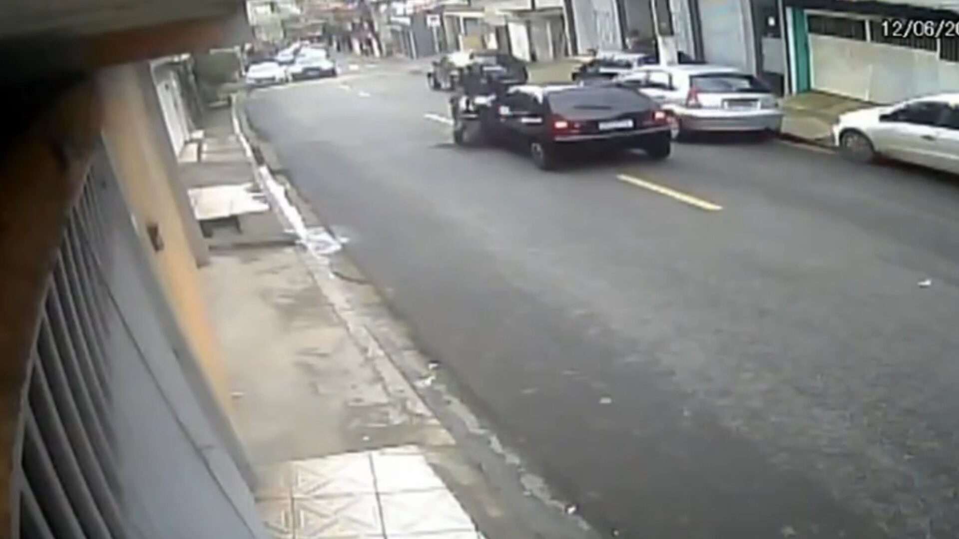 PM bate em carro e voa de moto durante perseguição em SP