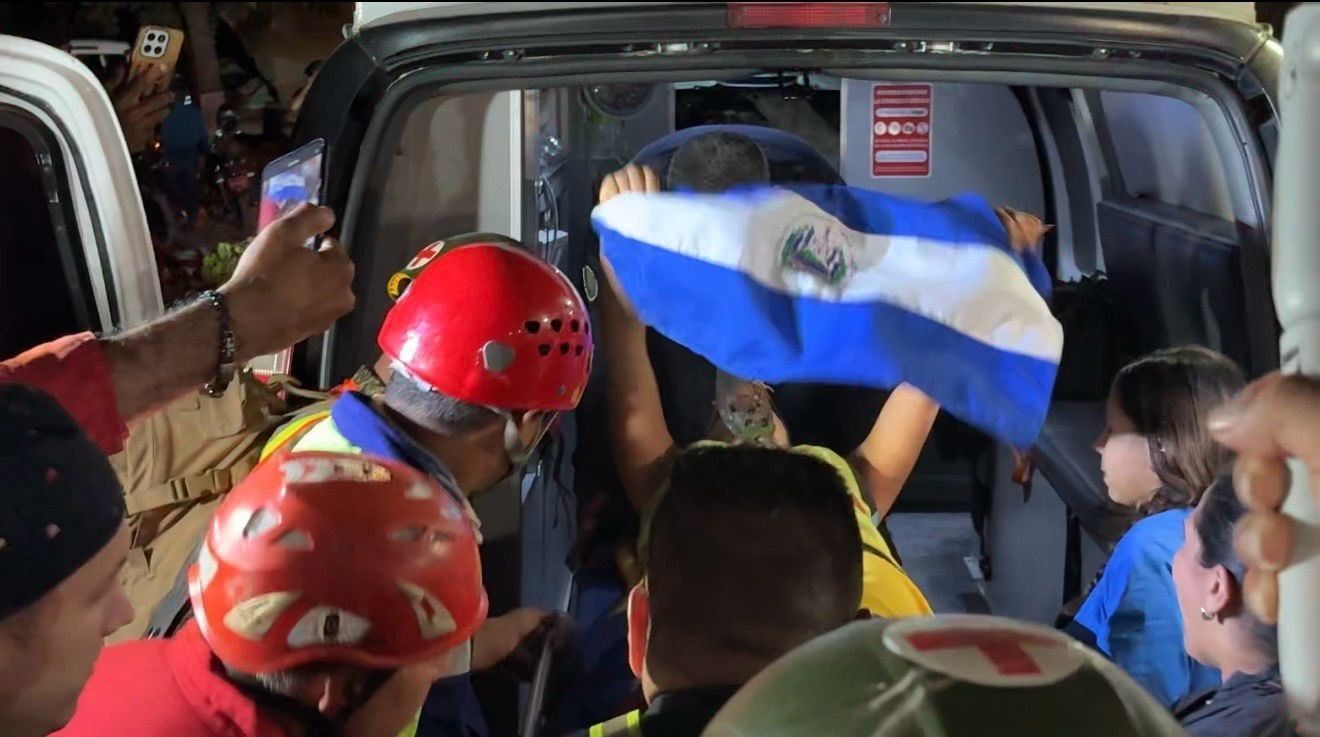 Equipes de El Salvador resgatam menina e cachorro com sucesso