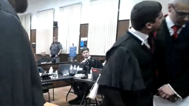 Veja imagens do bate-boca em júri de policiais acusados de crime