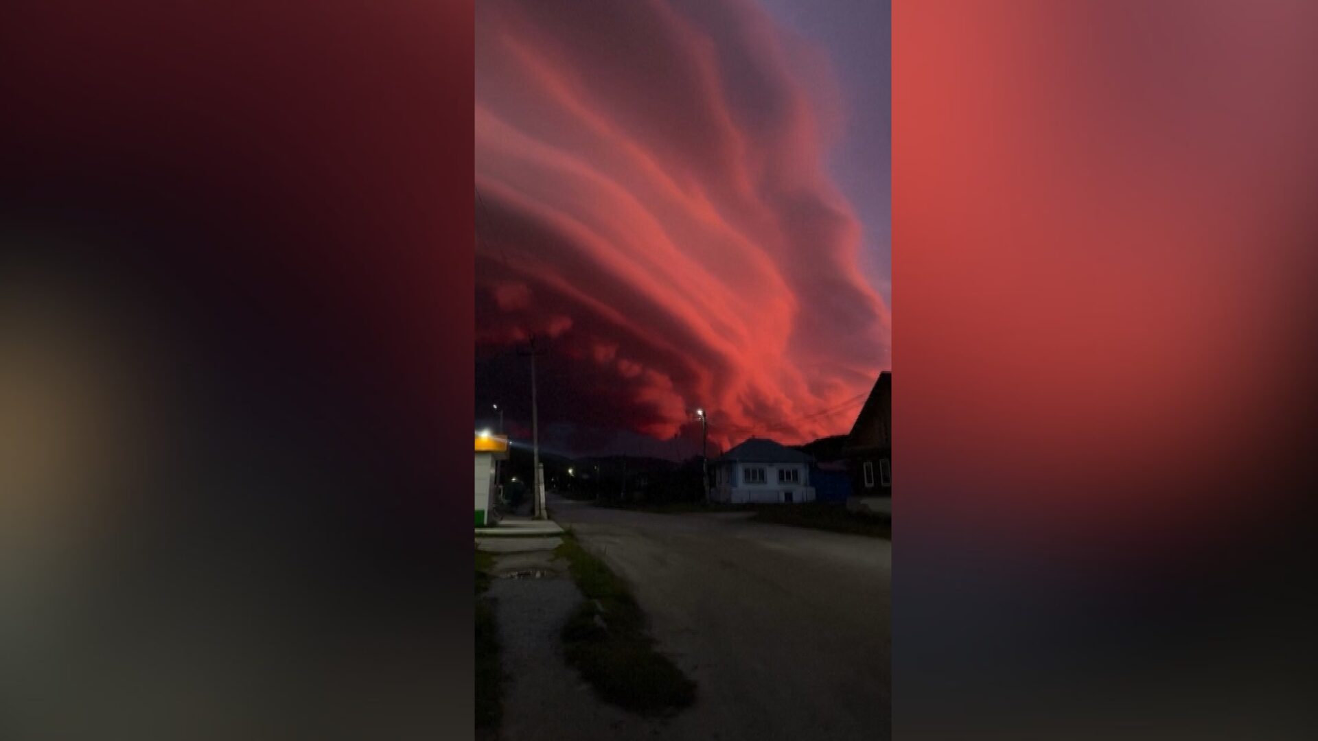 Grande nuvem vermelha aparece na Rússia após tempestade impressionante